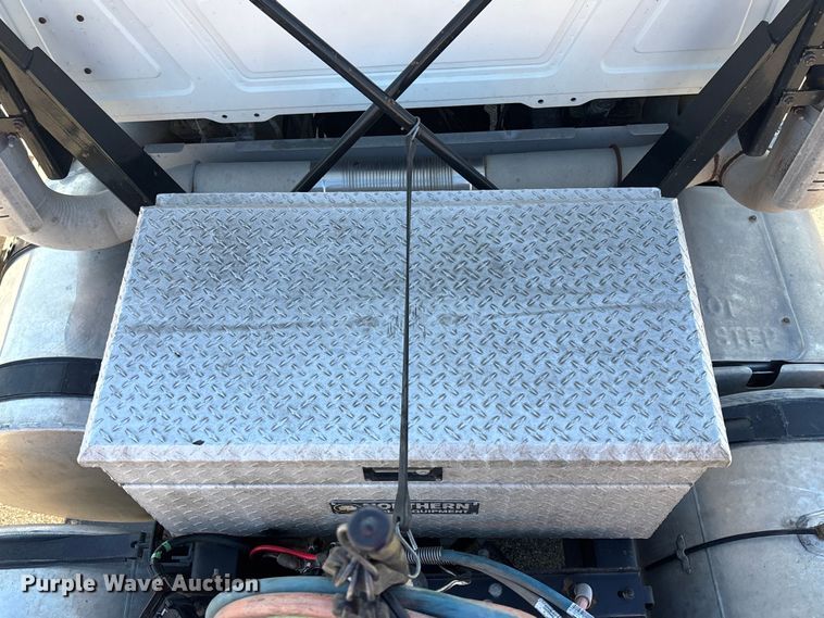 image for item EA4823 2012 Mack Pinnacle CHU613 semi truck