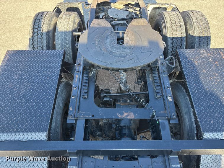 image for item EA4823 2012 Mack Pinnacle CHU613 semi truck