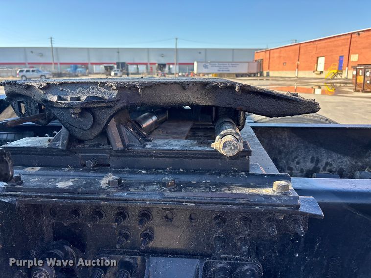 image for item EA4823 2012 Mack Pinnacle CHU613 semi truck