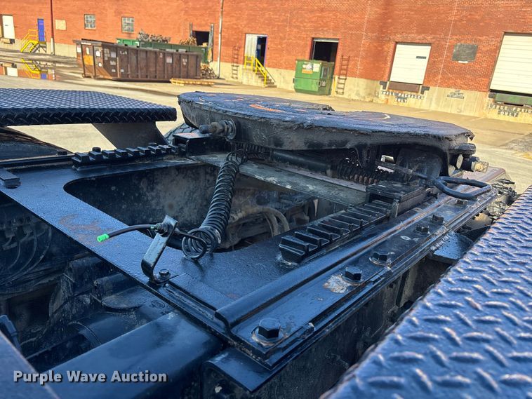 image for item EA4823 2012 Mack Pinnacle CHU613 semi truck