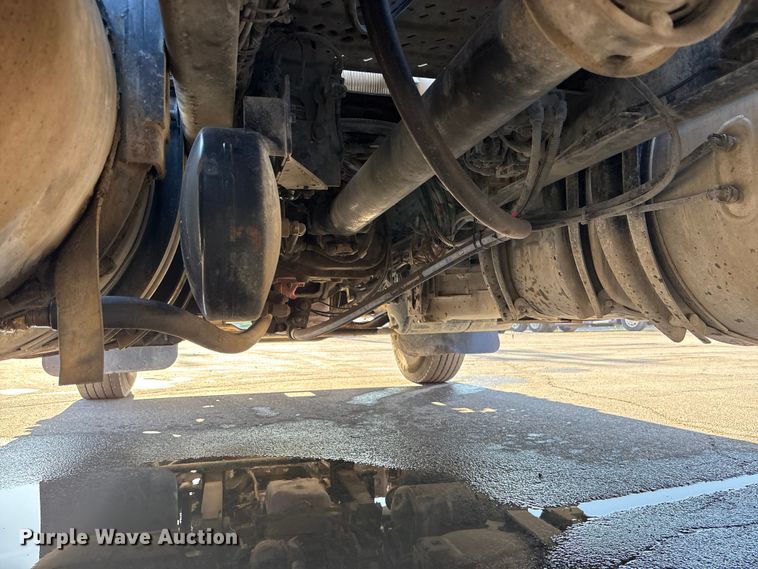 image for item EA4823 2012 Mack Pinnacle CHU613 semi truck