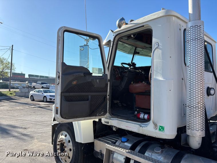 image for item EA4823 2012 Mack Pinnacle CHU613 semi truck