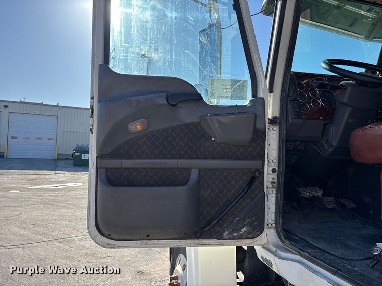 image for item EA4823 2012 Mack Pinnacle CHU613 semi truck