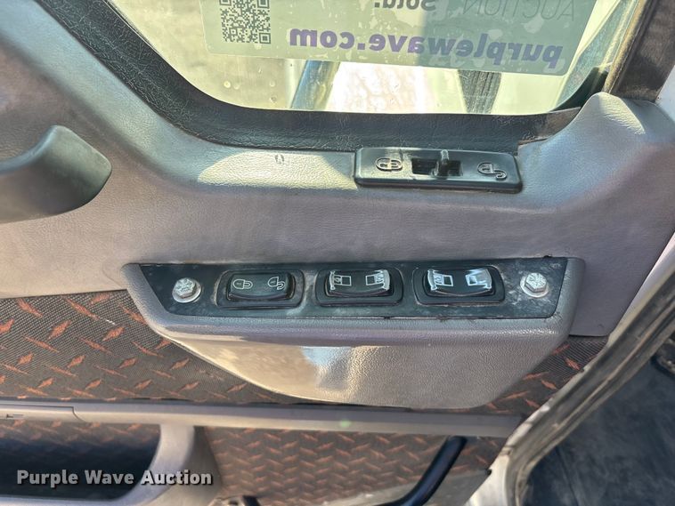 image for item EA4823 2012 Mack Pinnacle CHU613 semi truck