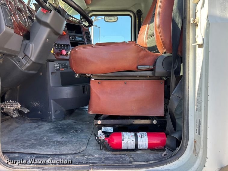 image for item EA4823 2012 Mack Pinnacle CHU613 semi truck