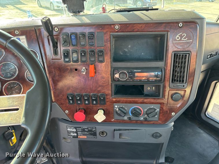 image for item EA4823 2012 Mack Pinnacle CHU613 semi truck