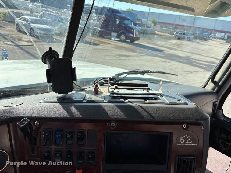 image for item EA4823 2012 Mack Pinnacle CHU613 semi truck