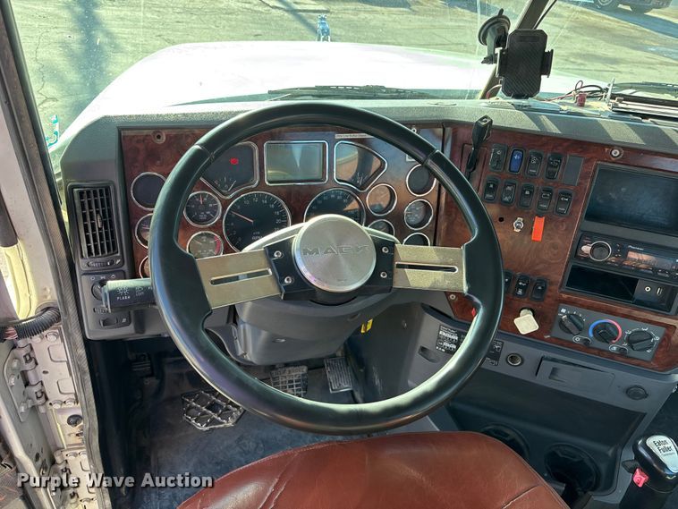 image for item EA4823 2012 Mack Pinnacle CHU613 semi truck