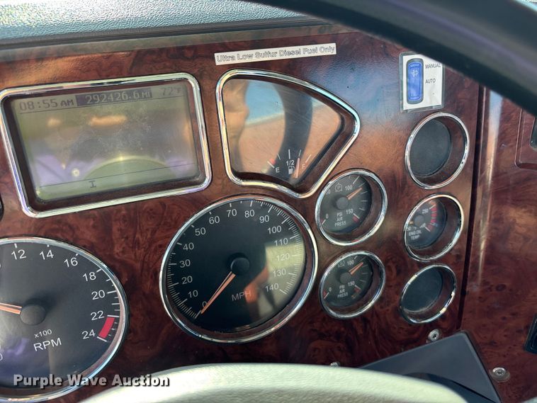 image for item EA4823 2012 Mack Pinnacle CHU613 semi truck