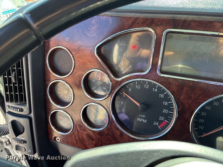 image for item EA4823 2012 Mack Pinnacle CHU613 semi truck