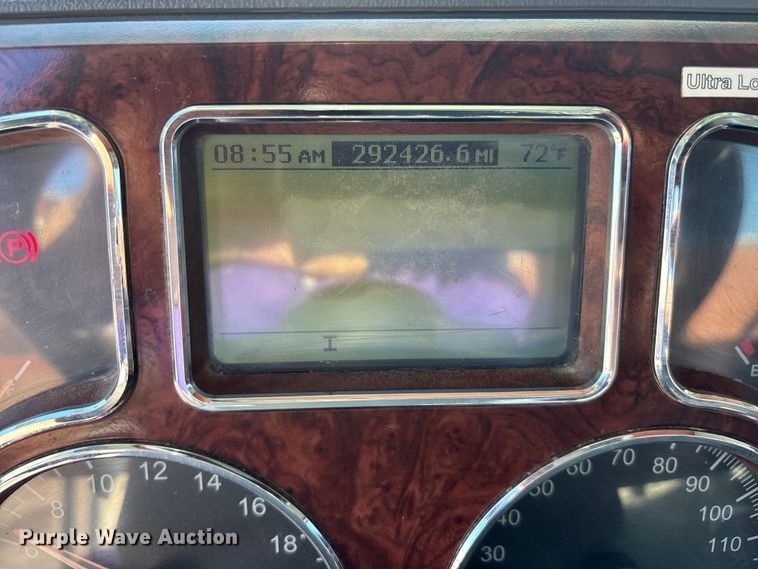 image for item EA4823 2012 Mack Pinnacle CHU613 semi truck