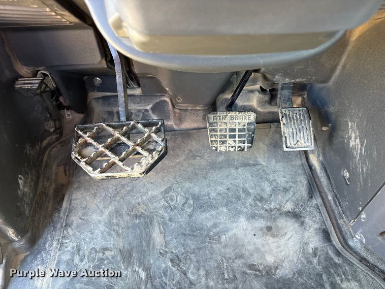 image for item EA4823 2012 Mack Pinnacle CHU613 semi truck