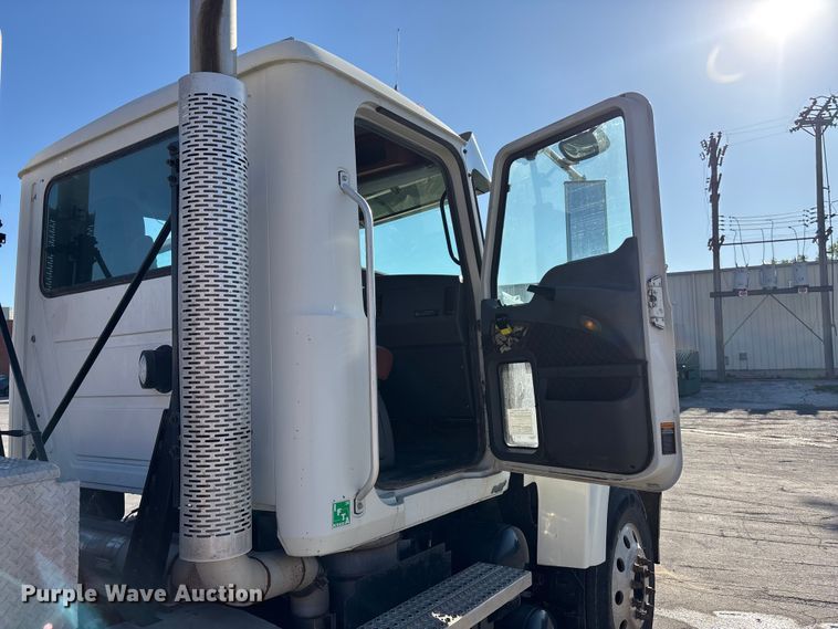 image for item EA4823 2012 Mack Pinnacle CHU613 semi truck