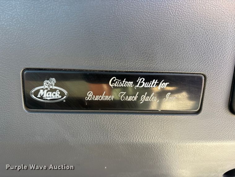 image for item EA4823 2012 Mack Pinnacle CHU613 semi truck