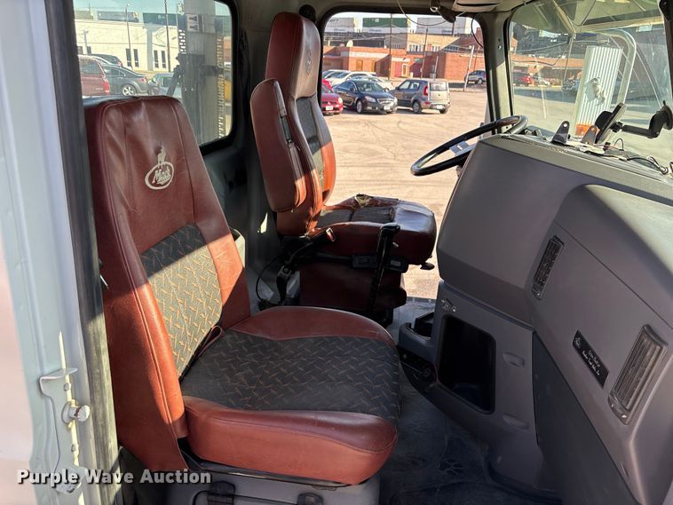 image for item EA4823 2012 Mack Pinnacle CHU613 semi truck