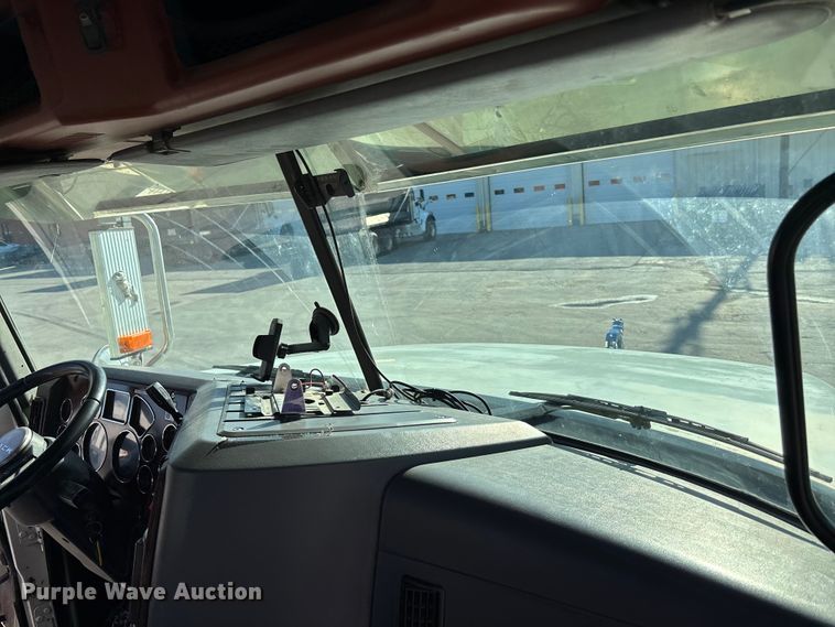 image for item EA4823 2012 Mack Pinnacle CHU613 semi truck