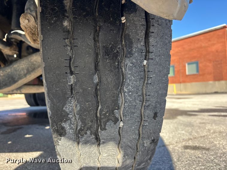 image for item EA4823 2012 Mack Pinnacle CHU613 semi truck