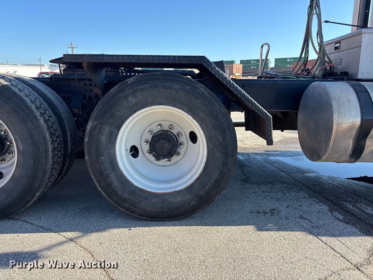 image for item EA4823 2012 Mack Pinnacle CHU613 semi truck