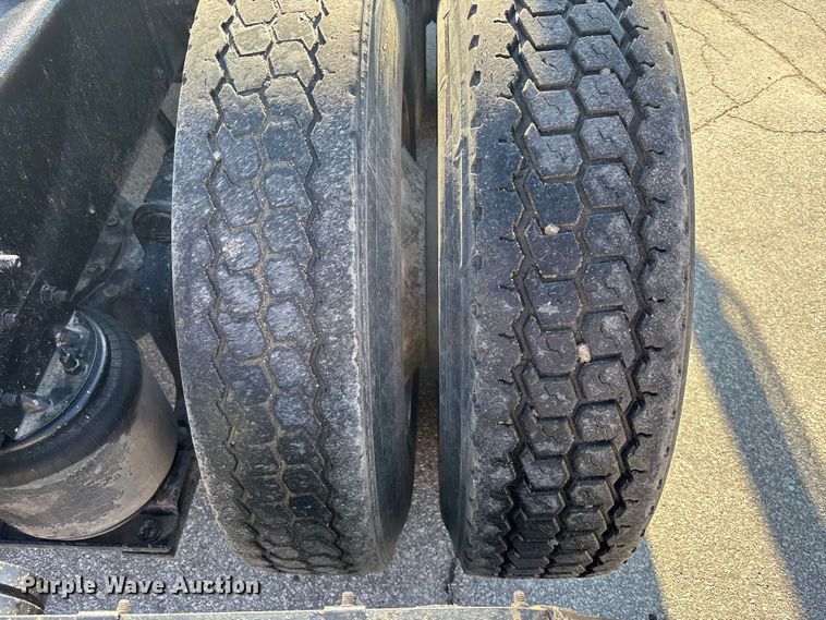 image for item EA4823 2012 Mack Pinnacle CHU613 semi truck