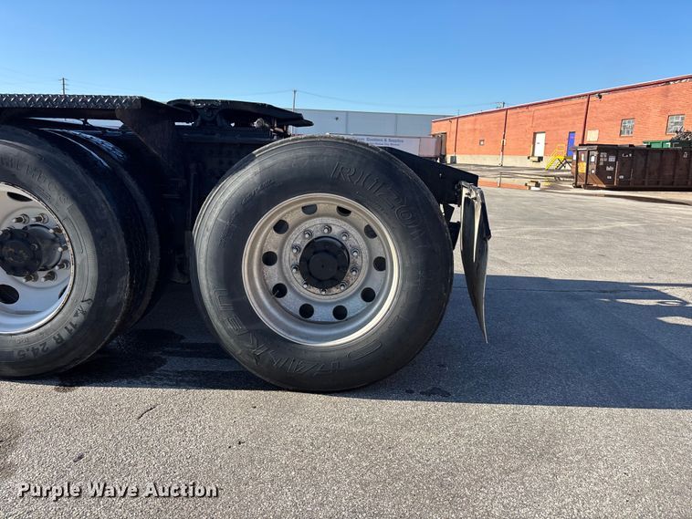 image for item EA4823 2012 Mack Pinnacle CHU613 semi truck