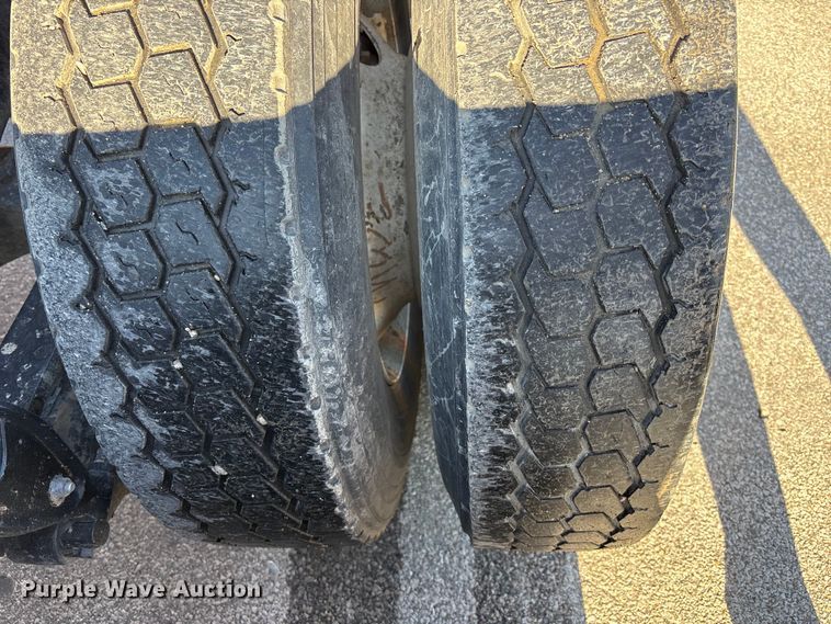 image for item EA4823 2012 Mack Pinnacle CHU613 semi truck