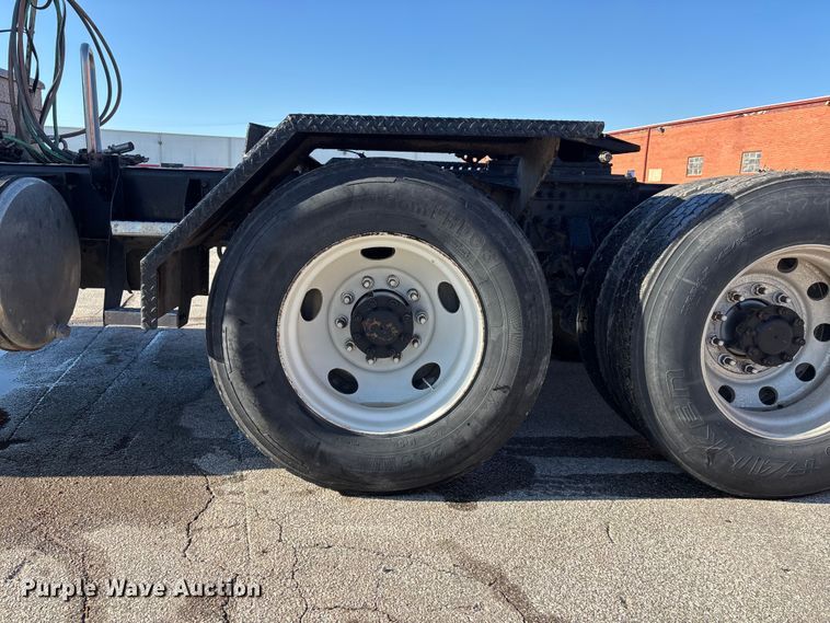 image for item EA4823 2012 Mack Pinnacle CHU613 semi truck