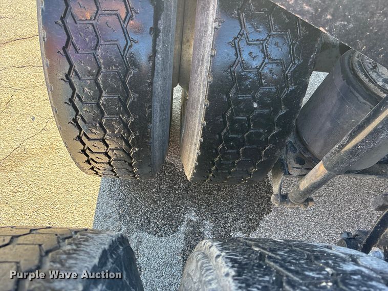 image for item EA4823 2012 Mack Pinnacle CHU613 semi truck