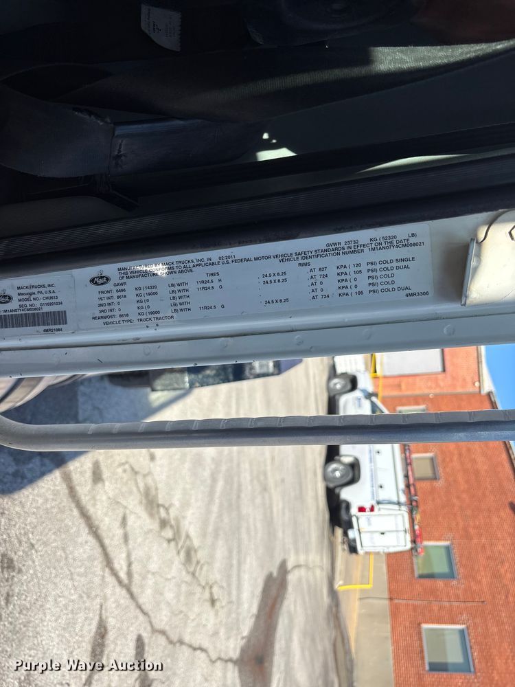 image for item EA4823 2012 Mack Pinnacle CHU613 semi truck