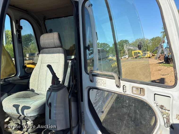 image for item EA7954 2005 Kobelco SK290LC long reach excavator