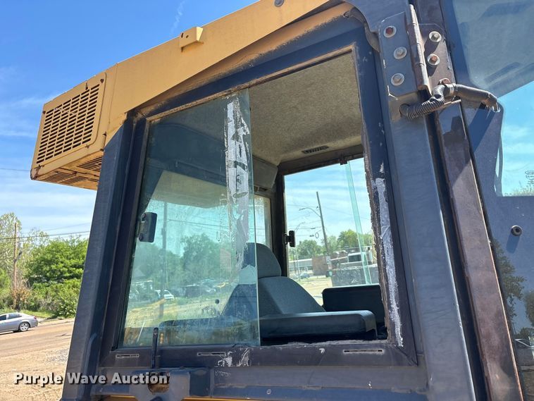 image for item EA7955 2007 John Deere 450J dozer