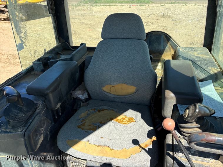 image for item EA7955 2007 John Deere 450J dozer