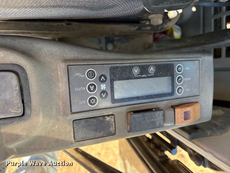 image for item EA7958 Link-Belt 210X2 excavator