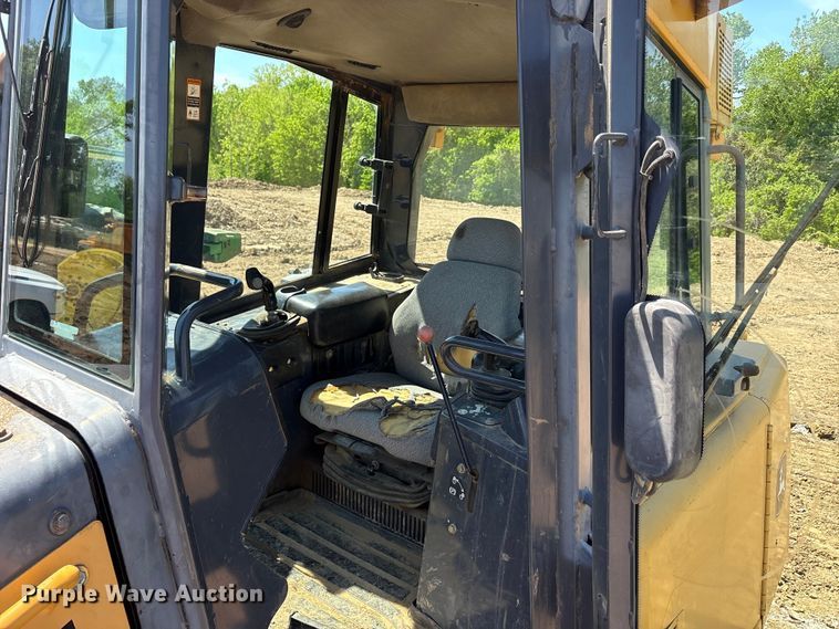 image for item EA7964 2005 John Deere 850J LGP dozer