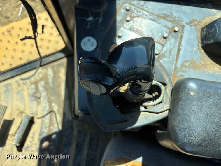 image for item EA7964 2005 John Deere 850J LGP dozer