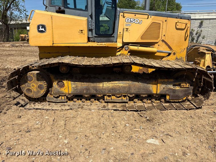 image for item EA7964 2005 John Deere 850J LGP dozer
