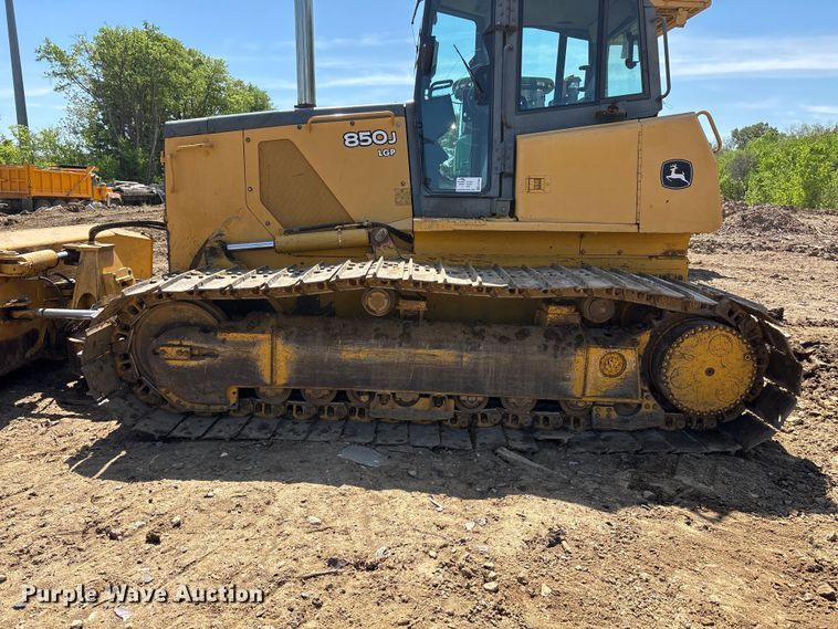 image for item EA7964 2005 John Deere 850J LGP dozer