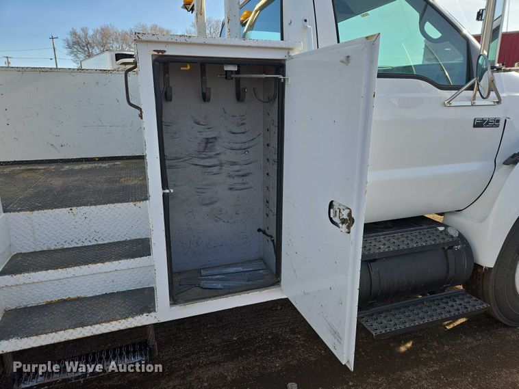 image for item EB1370 2007 Ford F750 Super Duty bucket truck