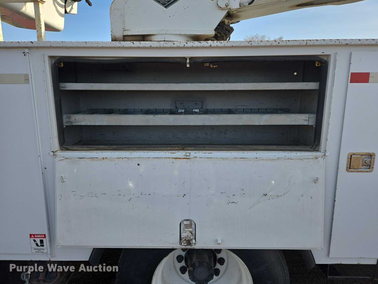 image for item EB1370 2007 Ford F750 Super Duty bucket truck