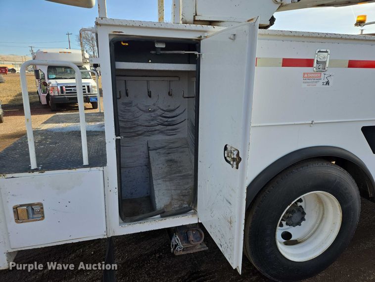 image for item EB1370 2007 Ford F750 Super Duty bucket truck