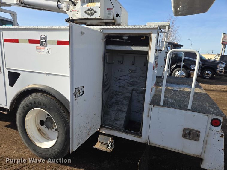 image for item EB1370 2007 Ford F750 Super Duty bucket truck