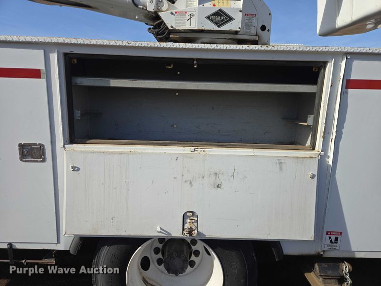 image for item EB1370 2007 Ford F750 Super Duty bucket truck