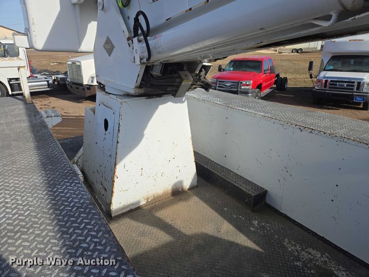 image for item EB1370 2007 Ford F750 Super Duty bucket truck