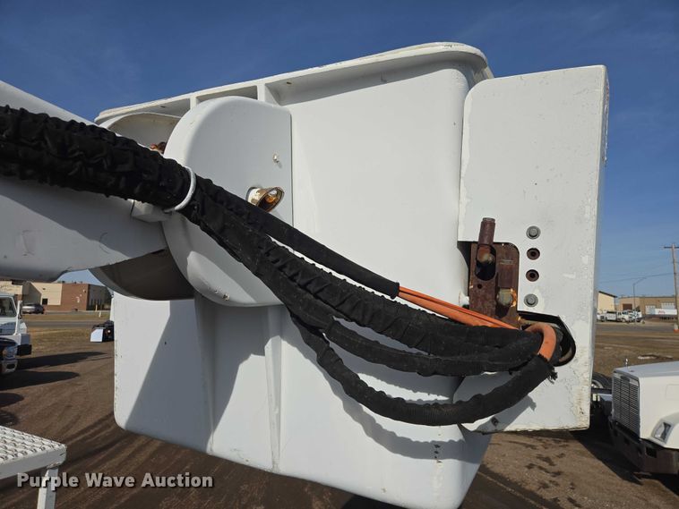 image for item EB1370 2007 Ford F750 Super Duty bucket truck