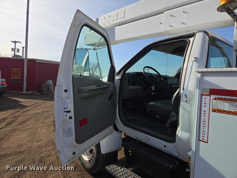 image for item EB1370 2007 Ford F750 Super Duty bucket truck