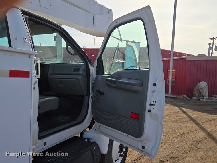 image for item EB1370 2007 Ford F750 Super Duty bucket truck