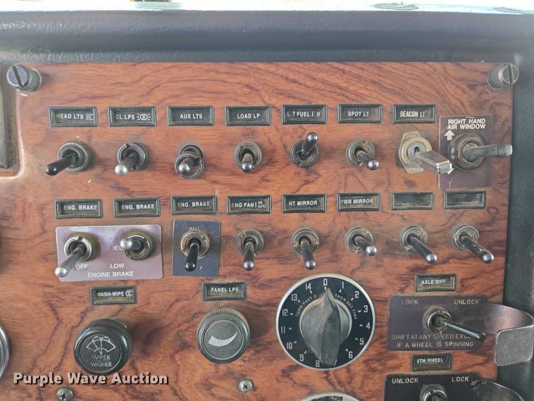 image for item EB1411 1995 Peterbilt 379 semi truck