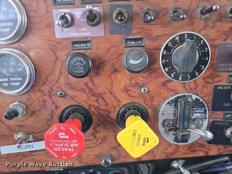 image for item EB1411 1995 Peterbilt 379 semi truck