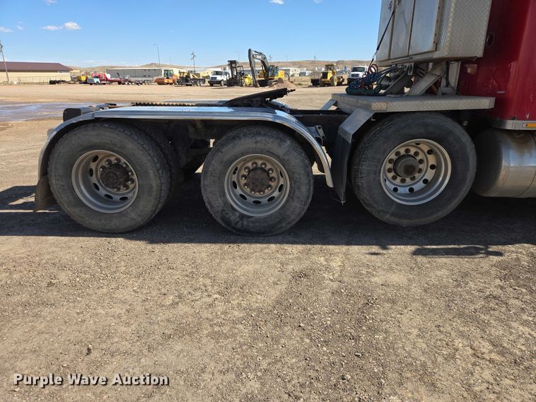 image for item EB1411 1995 Peterbilt 379 semi truck