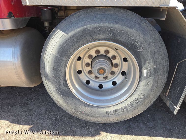 image for item EB1411 1995 Peterbilt 379 semi truck