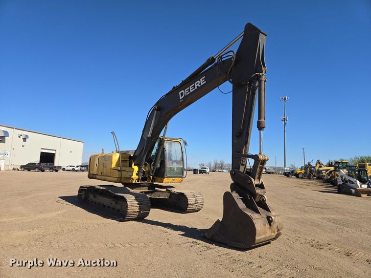 image for item EB1420 2007 John Deere 200D excavator